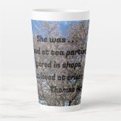 "Elle était haïe aux thés..." Mug à Latte (Devant)