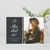 ELLE L'A FAIT | carte de graduation photo en écrit (Debout devant)