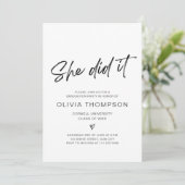 Elle L'A Fait Graduation Photo Invitation (Debout devant)