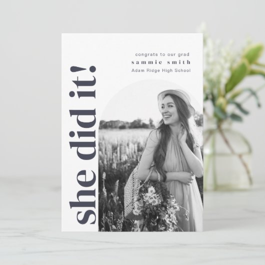 Elle l'a fait Invitation de la Grad Party avec ima (Debout devant)