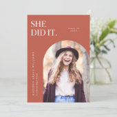 Elle L'A Fait Orange Arch Graduation Faire-part (Debout devant)