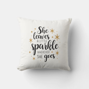 Elle laisse un petit coussin d'amour rouge scintil