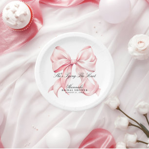 Elle Noue Le Nœud Assiettes En Papier Rose À Ruban