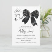 Elle noue le noeud Coquette Invitation Fête des ma (Debout devant)