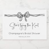 Elle Noue Le Nœud Mariage Moderne Étiquette de Vin (Étiquettes simples)