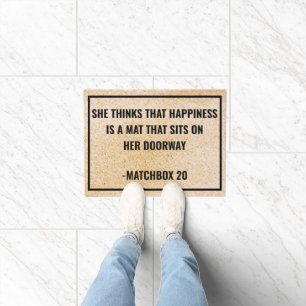 Elle pense que le bonheur est un tapis de portes p