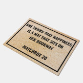 Elle pense que le bonheur est un tapis de portes p (Incliné)