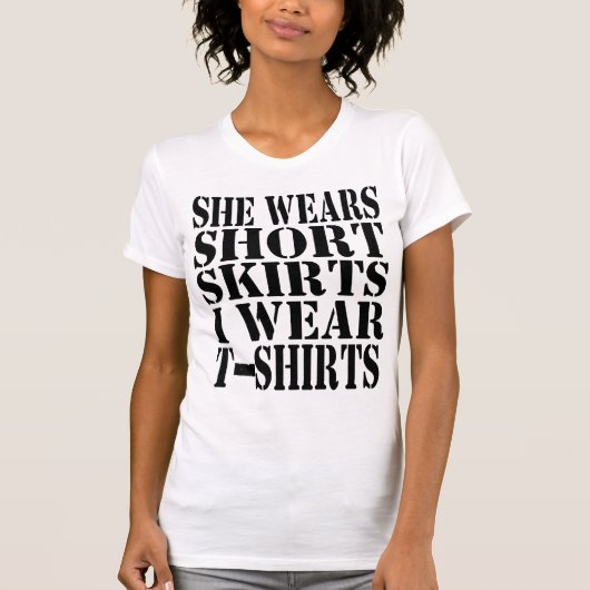 elle porte des jupes courtes et des t-shirts (Devant)