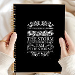 Elle S'Est Dérangée En Retour Je Suis La Tempête<br><div class="desc">Faites preuve de votre force intérieure avec ce planificateur "She Whished Back I Am The Storm". Parfait pour les femmes qui aiment les citations motivationnelles, ce planificateur combine des mots puissants et une organisation pratique. Le design élégant et le message inspirant ajoutent une touche de sophistication à votre planification quotidienne....</div>