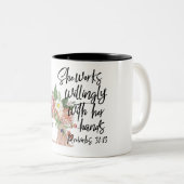 Elle Travaille Avec Volonté Avec Ses Mains / Mug À (Devant droit)