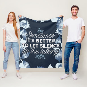 Eloquent Silence Quote Art voor Serene Decor Fleece Deken