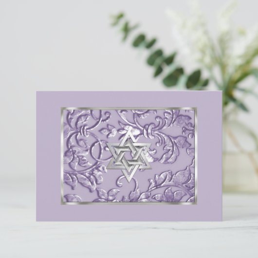 Embossed Look Damask Lavender et Star RSVP (Debout devant)