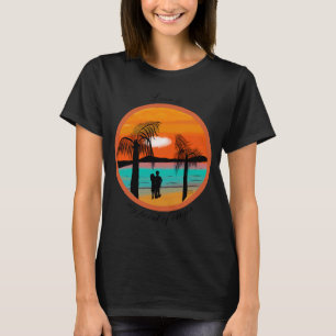 Embrassage chaleureux : T-Shirt Design Silhouette