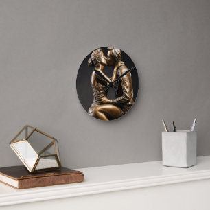 "Embrasse intemporelle : horloge murale de sculptu