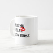 Embrasse-Moi Je Suis Infirmière Mug (Devant gauche)
