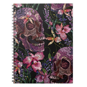 Embroiderige menselijke schedel en roze orchidee b notitieboek