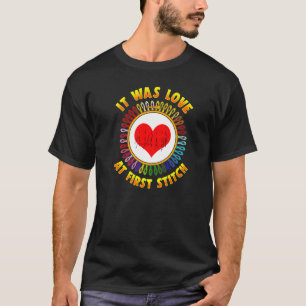 Embroidery Hoop dat het liefde was in First Stitch T-shirt