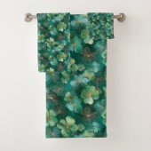 Emerald Green Clover Floral Pattern Bad Handdoek (Insitu)