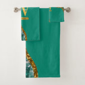 Emerald Green & Gold Agate Geode Glitter Monogram Bad Handdoek (Insitu)