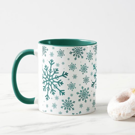 Emerald Green Kerstmis Snowflakes op Winter White Mok (Met donut)