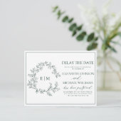 Emerald Green Leafy Crest Monogram Vertraging Datu Uitnodiging Briefkaart (Staand voorkant)