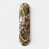 Emerald lizard Salamander op aarde Skateboard (Voorkant)