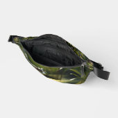 Emerald Serenity: A Green Frog by the River, (Ouvrir)