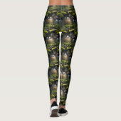 Emerald Serenity: een groene kikker aan de rivier Leggings (Achterkant)