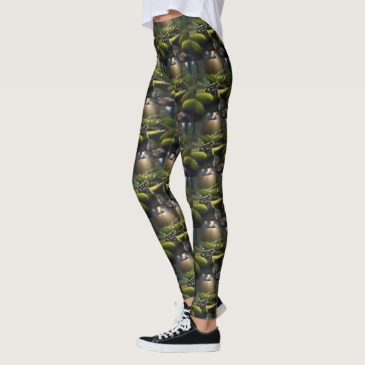 Emerald Serenity: een groene kikker aan de rivier Leggings (Links)