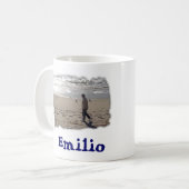 Emilio op de strandrand in Emilio Koffiemok (Voorkant links)