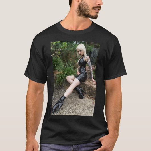 Emily Astrom - T-shirt classique poupée en latex (Devant)