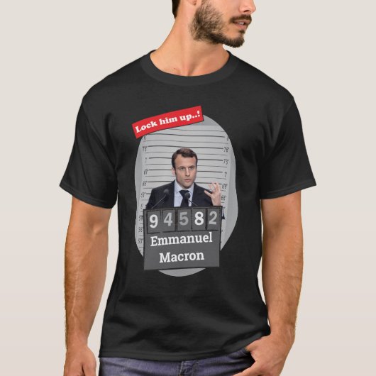 Emmanuel Macron Funny Mugshot Sluit hem op T-shirt (Voorkant)