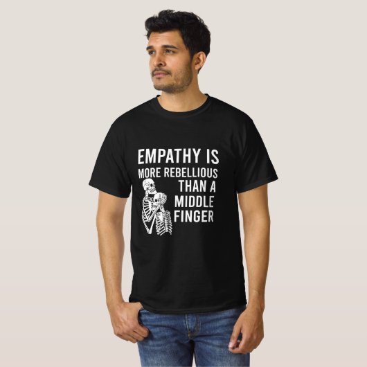 Empathie is rebeller dan een middelvinger t-shirt (Voorkant volledig)