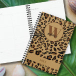 Empreinte de léopard Brown noir Monogrammed 2023<br><div class="desc">Empreinte de léopard,  planificateur monogrammé en noir et marron. Le modèle est prêt pour vous à ajouter votre monogramme (initial et nom) et l'année. Typographie moderne et design poster de animal chic.</div>