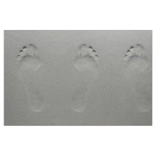 Empreinte de pas aux pieds nus dans le tissu de