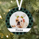 Empreintes de pattes animaux de compagnie verts Cu<br><div class="desc">Retrouvez sur votre sapin de Noël les membres de votre famille en peluche ! Ce design ornemental à motif empreinte de patte festif présente un design monogramme moderne qui peut être personnalisé avec votre nom de chien (ou chat) et leur photo. Chasseur vert et blanc avec empreintes de pattes noirs....</div>