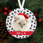 Empreintes de pattes d'animaux de compagnie Rouge<br><div class="desc">Personnalisez ce design empreinte de patte de décoration de Noël avec votre nom de chat (ou de chien) et une photo préférée de votre membre de la famille de la fureur. L'Arrière - plan comprend un motif empreinte de patte moderne noir et blanc avec une bande d'accent rouge festif.</div>