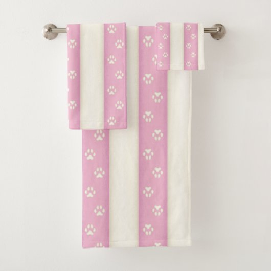 Empreintes de pattes de chien sur les bandes rose  (En situation)