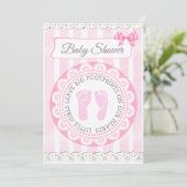 Empreintes roses Invitation Baby shower de fille (Debout devant)