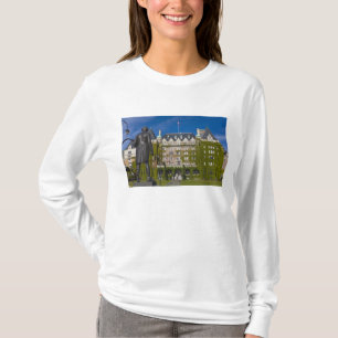 Empress Hotel en standbeeld van kapitein James Coo T-shirt