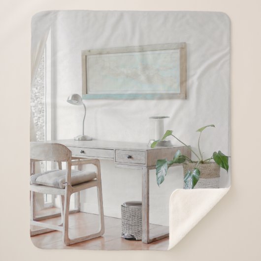 EMPTY DESK NEAR CURTATIE SHERPA DEKEN (Voorkant)