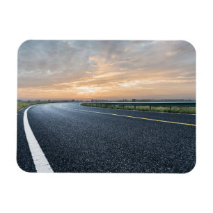 Empty Tarmac Road tegen Sunset Sky Magneet