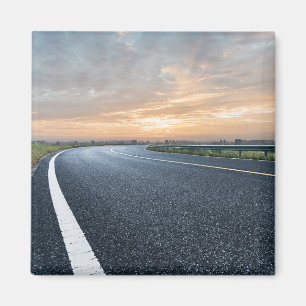 Empty Tarmac Road tegen Sunset Sky Magneet