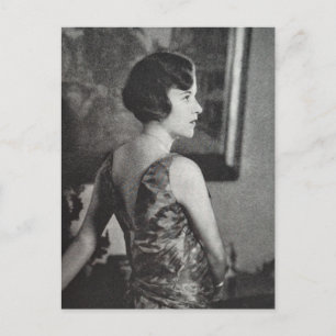 En 1930, une belle femme sur une carte postale en