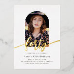 En Aluminium Arc moderne Photo 40th Birthday Foil Invitation<br><div class="desc">Cette invitation moderne minimaliste de 40 ans présente un cadre photo élégant en forme d'arc et d'élégants motifs en feuille dans votre choix d'or, d'or rose ou d'argent. Le design épuré permet à votre photo de prendre le centre de la scène, tandis que le script élégant et le papier d'aluminium...</div>