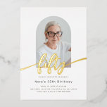 En Aluminium Arc moderne Photo 50th Birthday Foil Invitation<br><div class="desc">Cette invitation minimaliste et moderne à 50 ans présente un cadre photo élégant en forme d'arc et d'élégants motifs en feuille dans votre choix d'or, d'or rose ou d'argent. Le design épuré permet à votre photo de prendre le centre de la scène, tandis que le script élégant et le papier...</div>