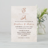 En Aluminium Élégant Rose Monogramme or Mariage Foil Invitation (Debout devant)
