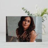 En Aluminium Script Grad Moderne Graduation Foil Invitation (Debout devant)