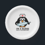 En Carton Assiettes de fête drôles pour infirmières avec une<br><div class="desc">Assiettes de fête drôles pour infirmières avec une infirmière pingouin mignonne. Assiettes en papier jetables pour la remise des diplômes d'école d'infirmières,  anniversaire d'infirmière diplômée,  infirmière auxiliaire,  semaine / jour des infirmières,  vacances,  etc. Citation humoristique ou texte personnalisé.</div>