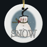 En Céramique Casquette Stovepipe Snowman Keepsaké Ornement<br><div class="desc">Un bonhomme de neige avec un foulard et un casquette à haute fourche et un texte qui dit "NEIGE" sur un ornement de vacances de bonhomme de neige que vous êtes sûr d'aimer pour les années à venir!</div>